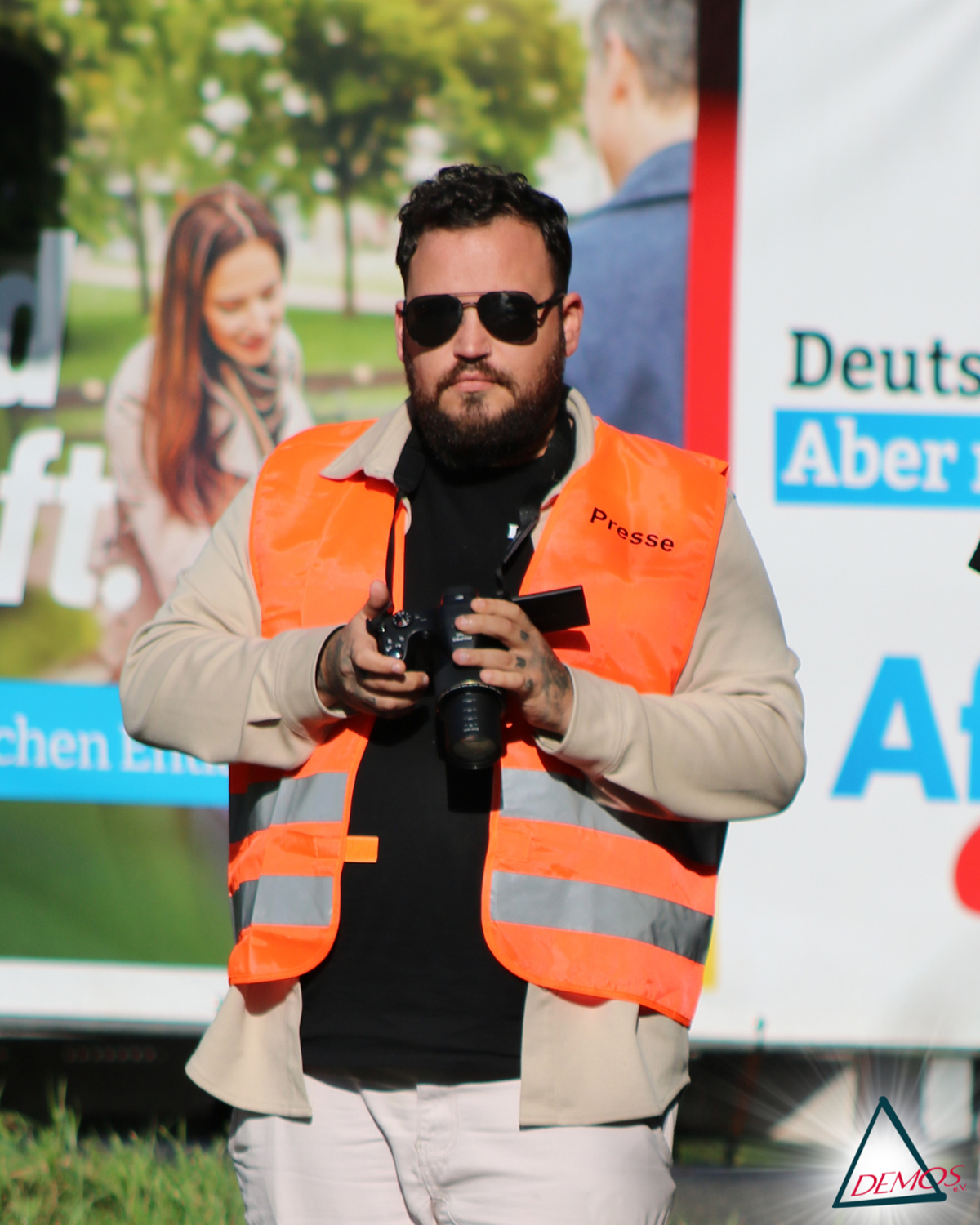 05.09.2025, Stockum-Püschen. Julian L. mit orangener „Presse“-Weste.