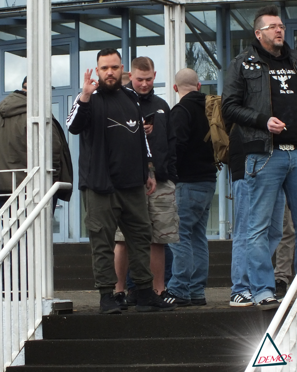 26.01.2025, Westerburg. Julian L. mit „White Power“-Handzeichen.