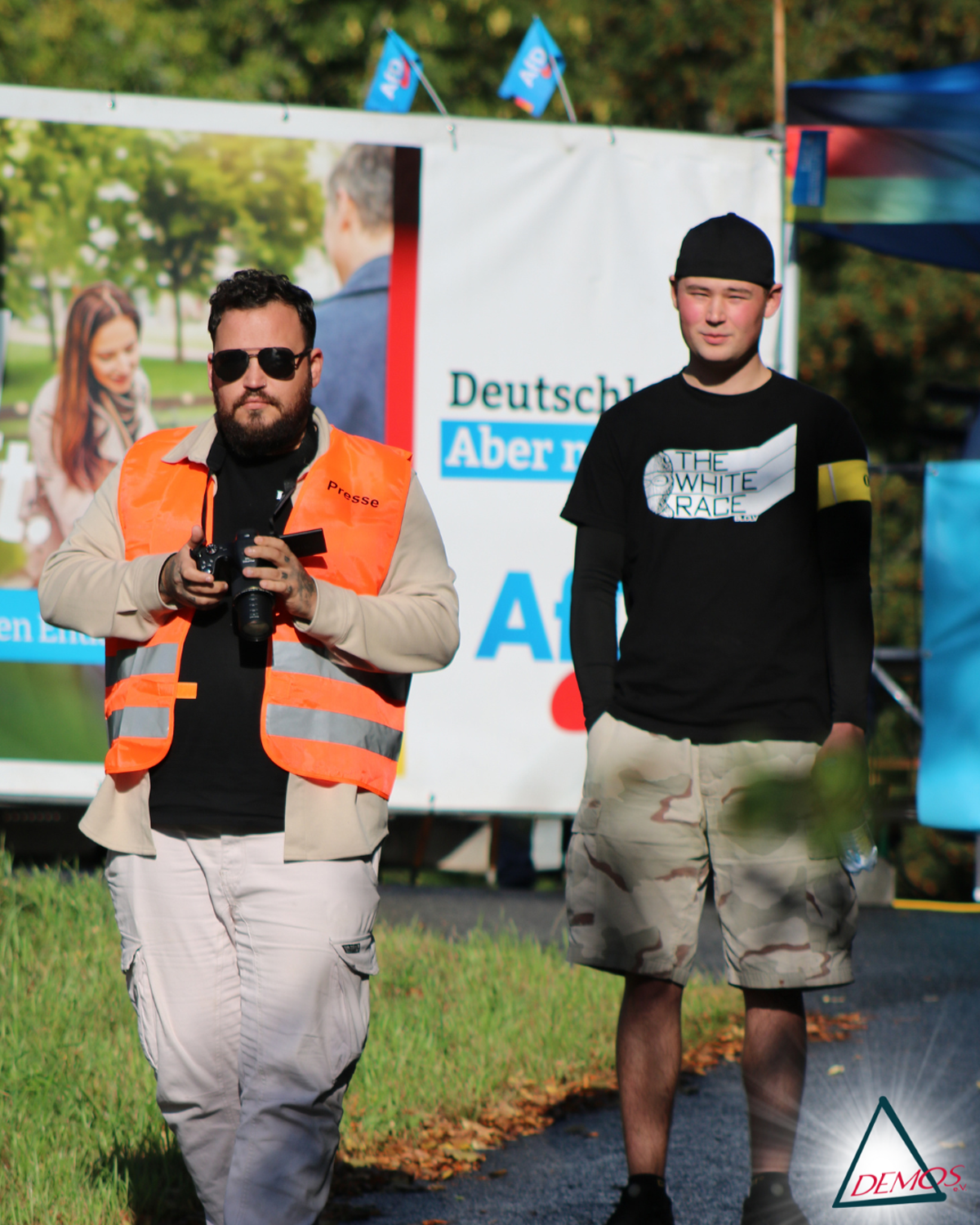 05.09.2025, Stockum-Püschen. Luis F. mit Ordner-Binde als Aufpasser für Julian L.