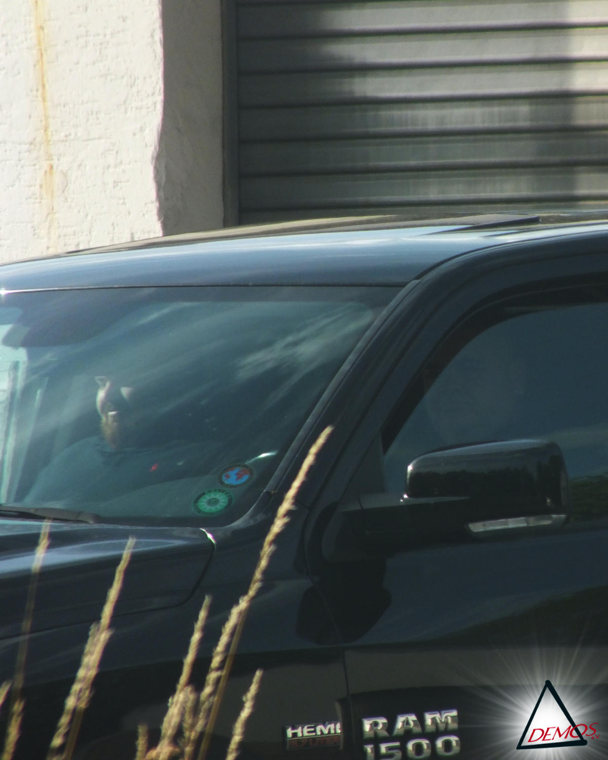 12.07.23, Hachenburg. Bailey Wollenweber und sein Vater Horst Wollenweber auf dem Parkplatz der Fassfabrik.